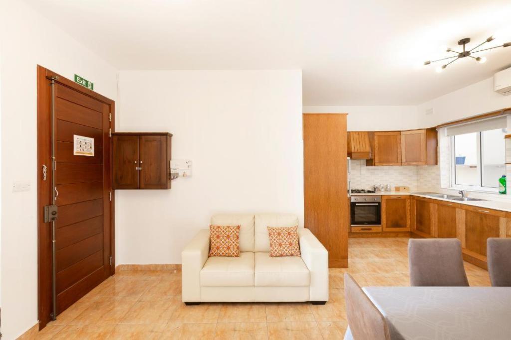 Gudja - Lovely 3 Bedroom Unit With Own Private Entrance Exterior photo